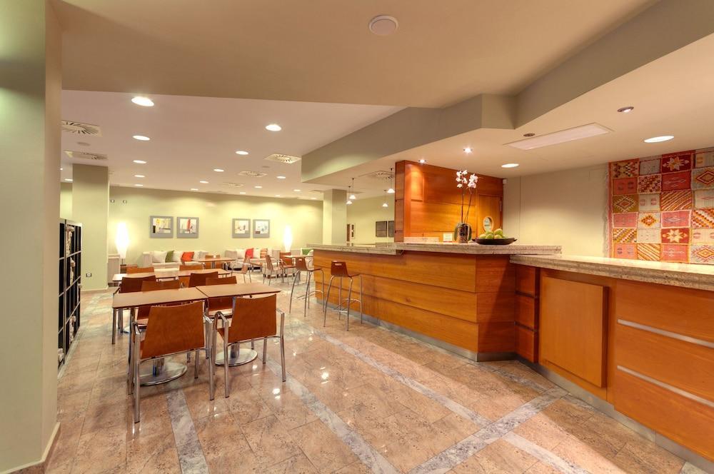 Ramada By Wyndham Valencia Almussafes Hotel Buitenkant foto