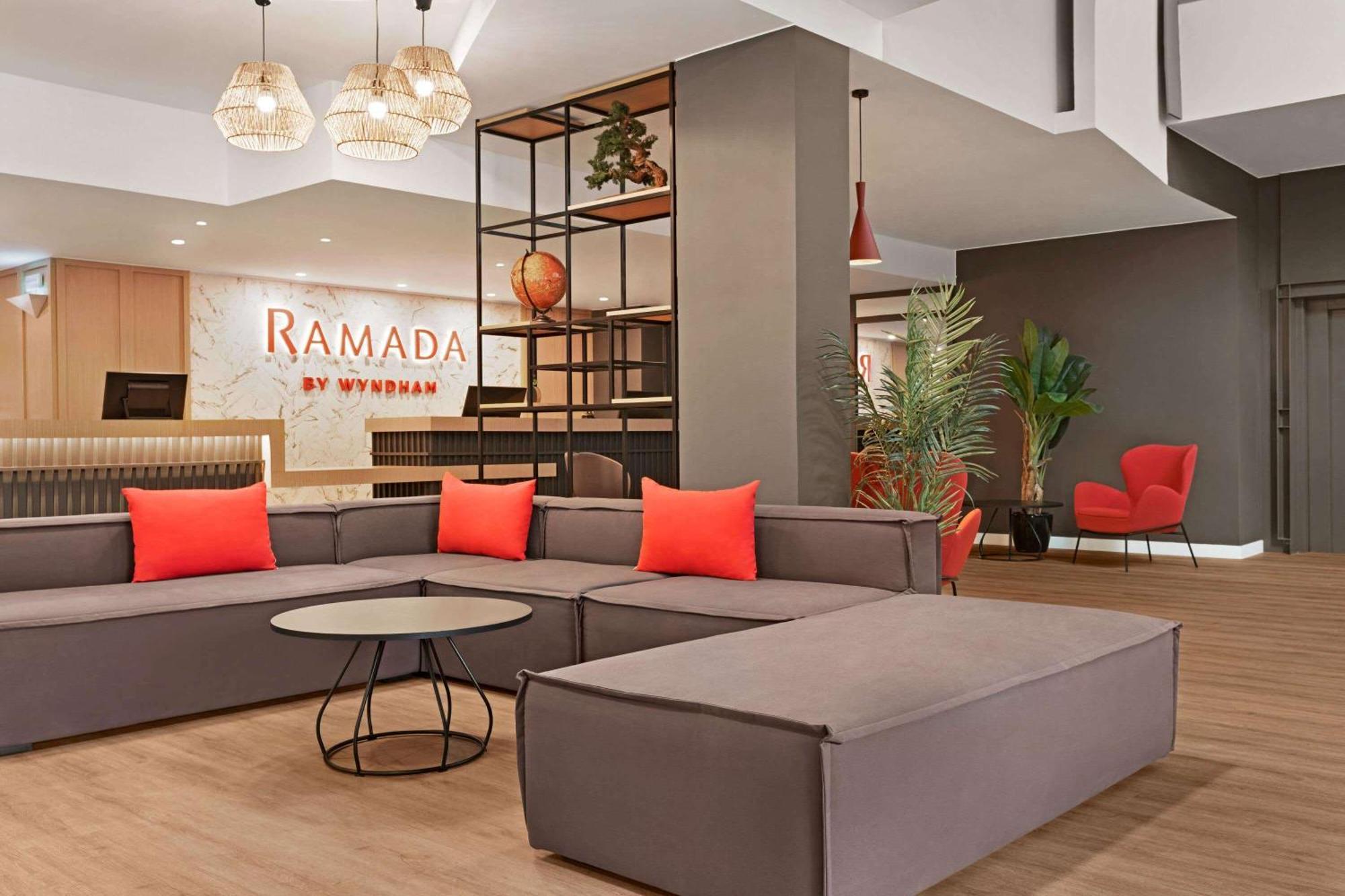 Ramada By Wyndham Valencia Almussafes Hotel Buitenkant foto