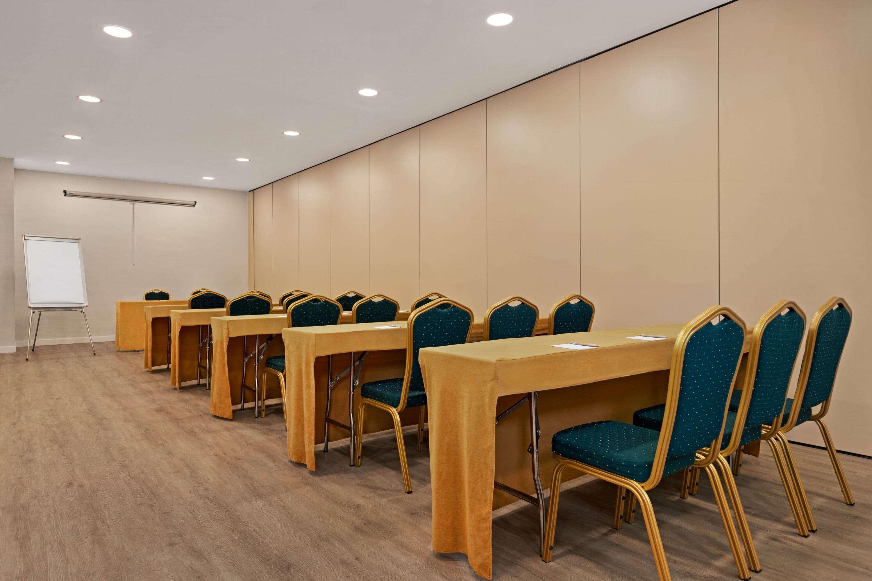 Ramada By Wyndham Valencia Almussafes Hotel Buitenkant foto