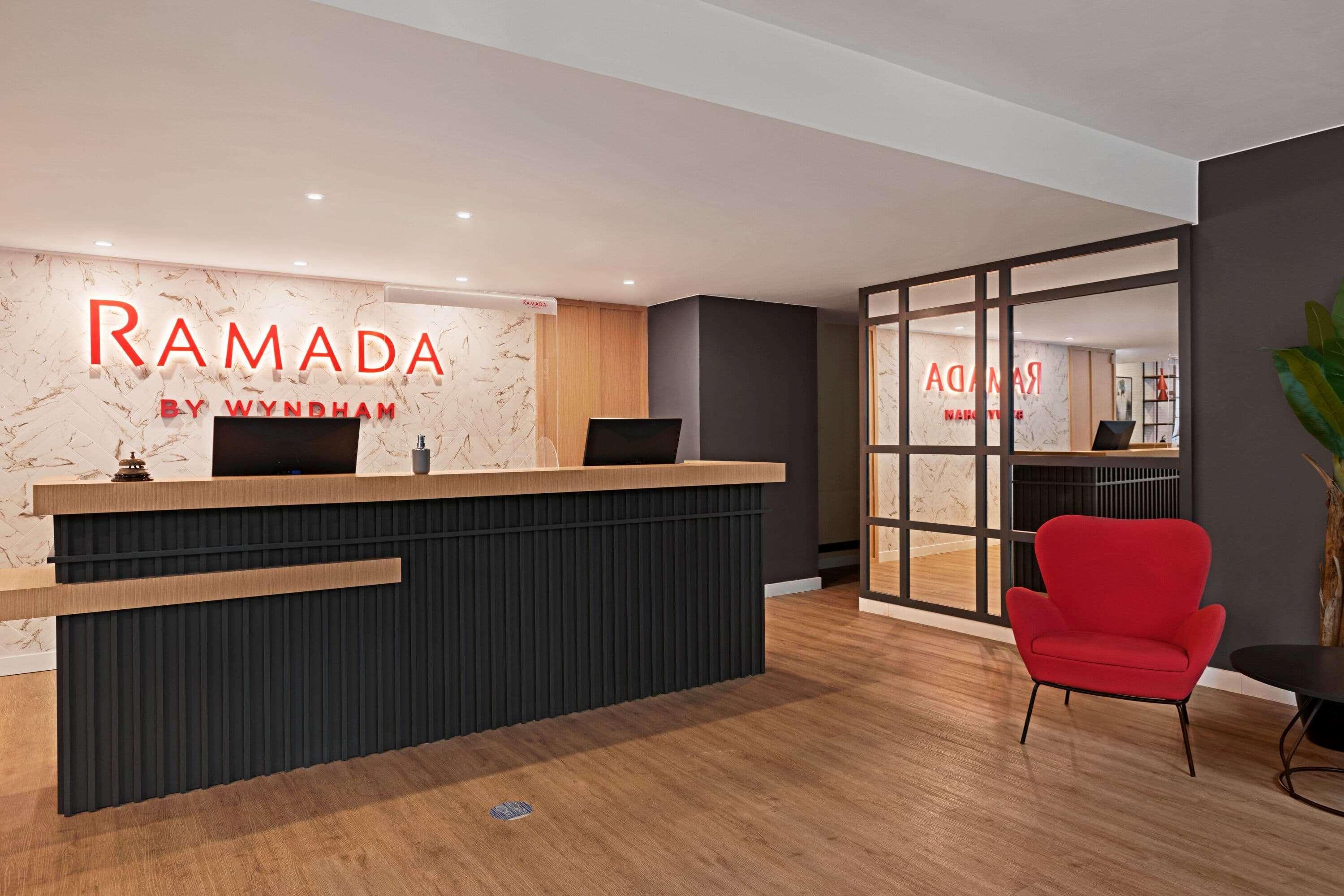 Ramada By Wyndham Valencia Almussafes Hotel Buitenkant foto