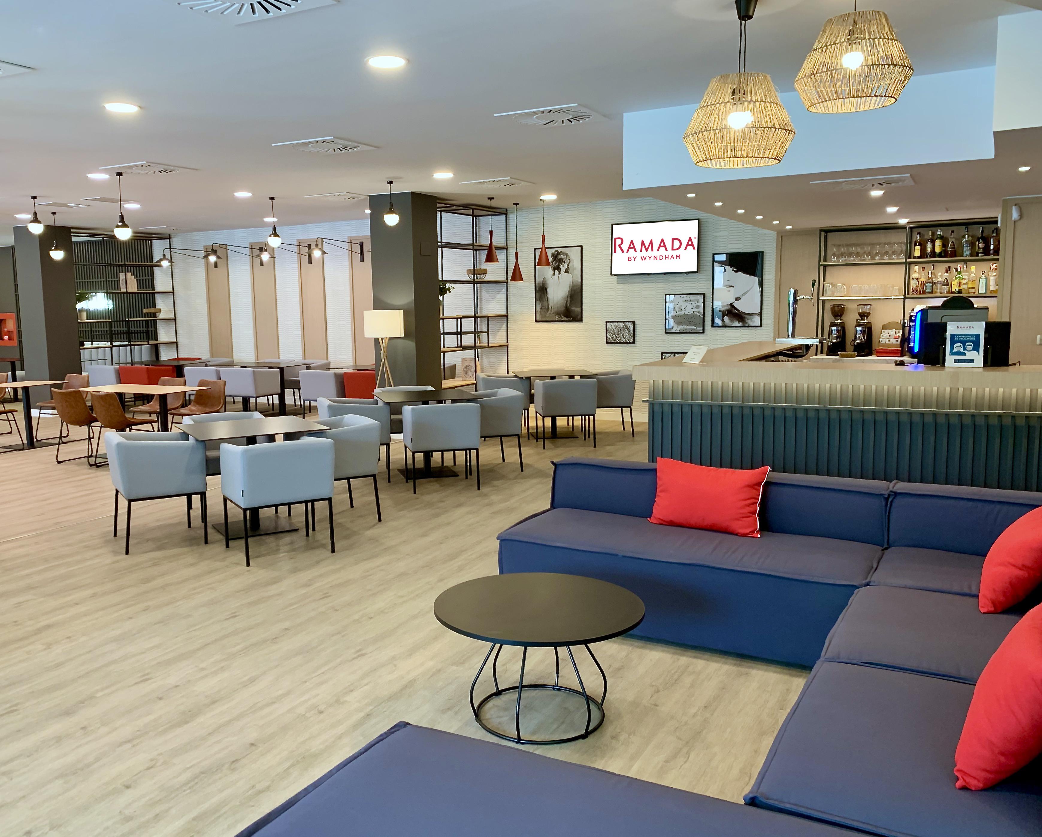 Ramada By Wyndham Valencia Almussafes Hotel Buitenkant foto