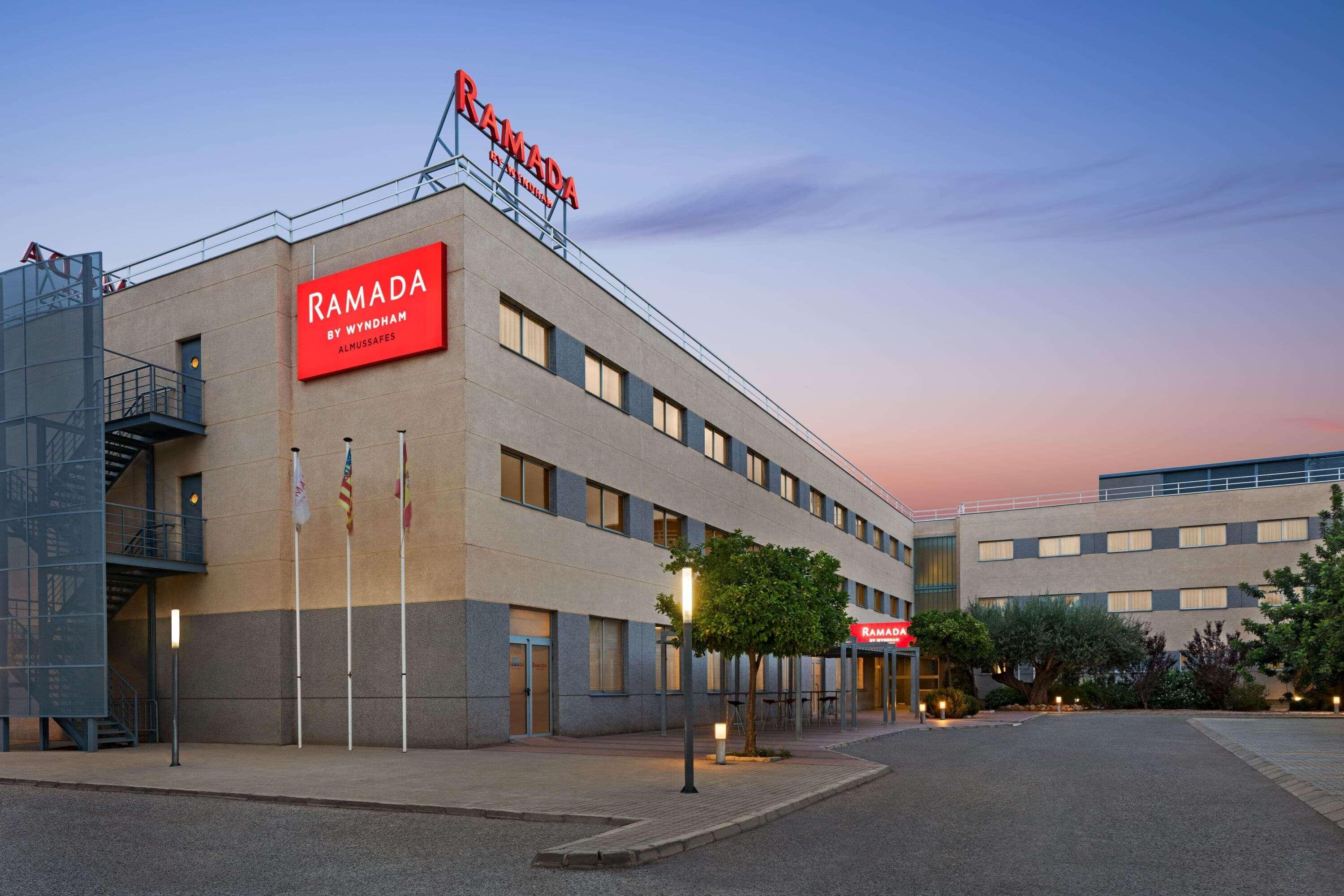 Ramada By Wyndham Valencia Almussafes Hotel Buitenkant foto