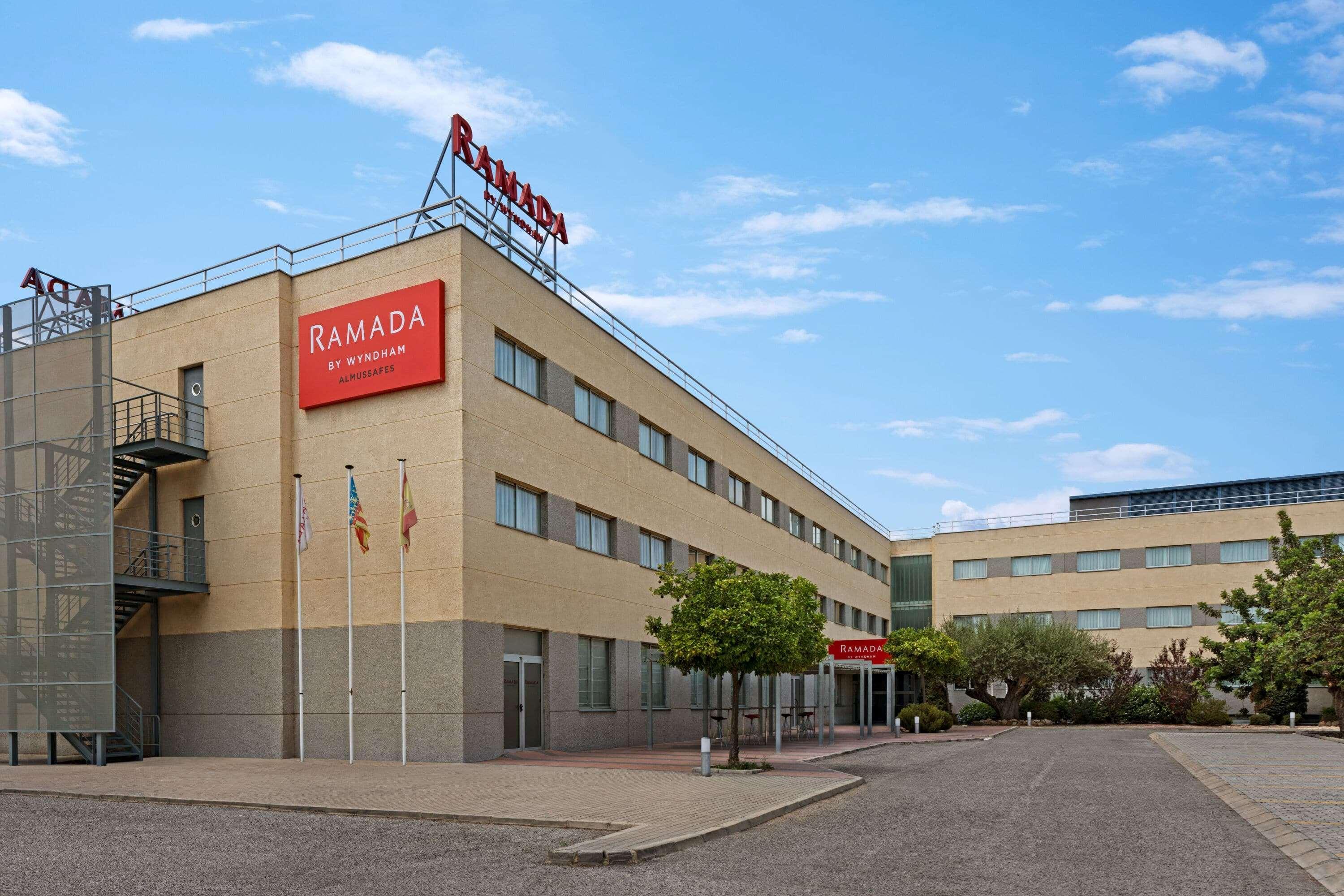 Ramada By Wyndham Valencia Almussafes Hotel Buitenkant foto