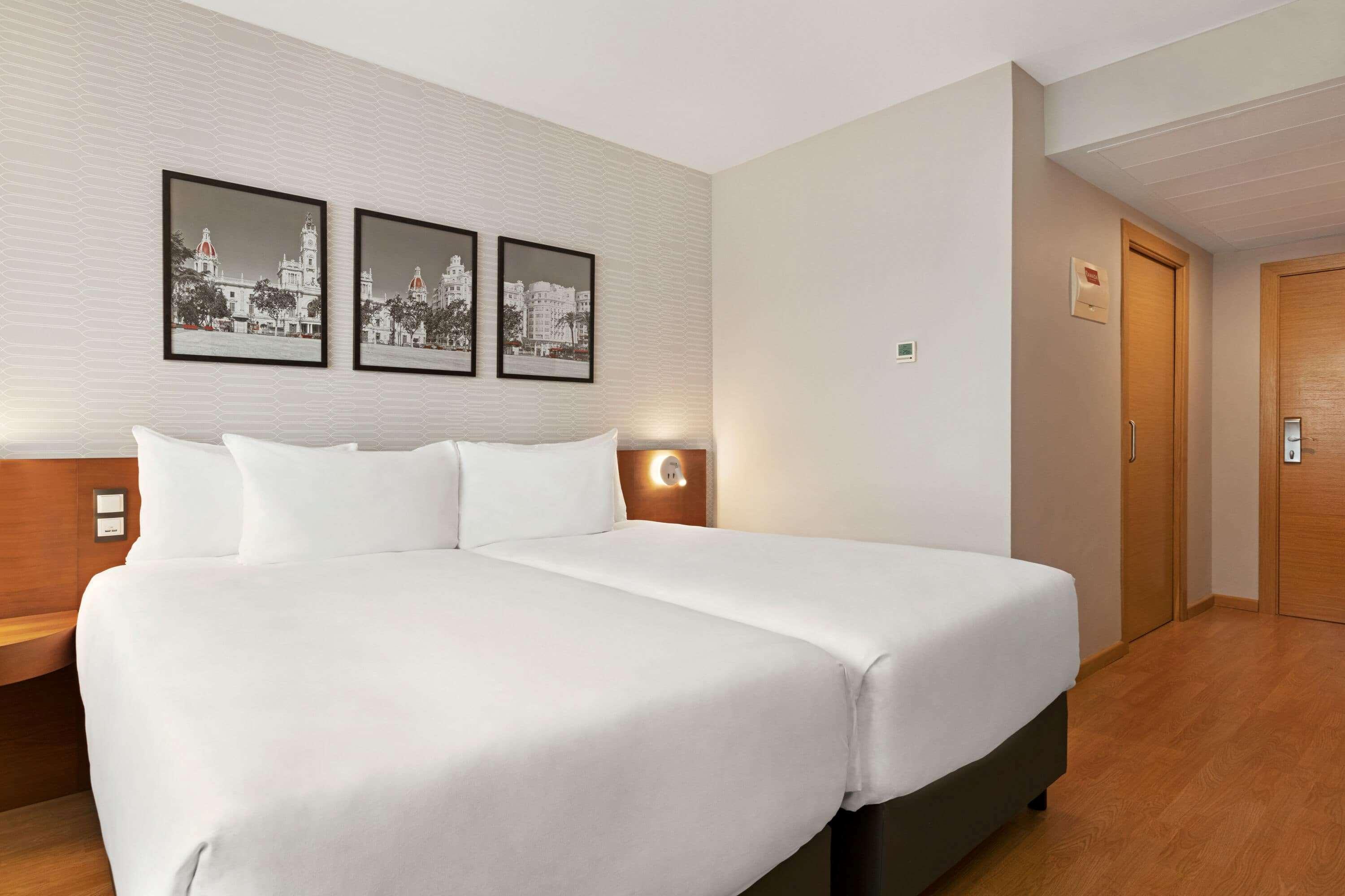 Ramada By Wyndham Valencia Almussafes Hotel Buitenkant foto