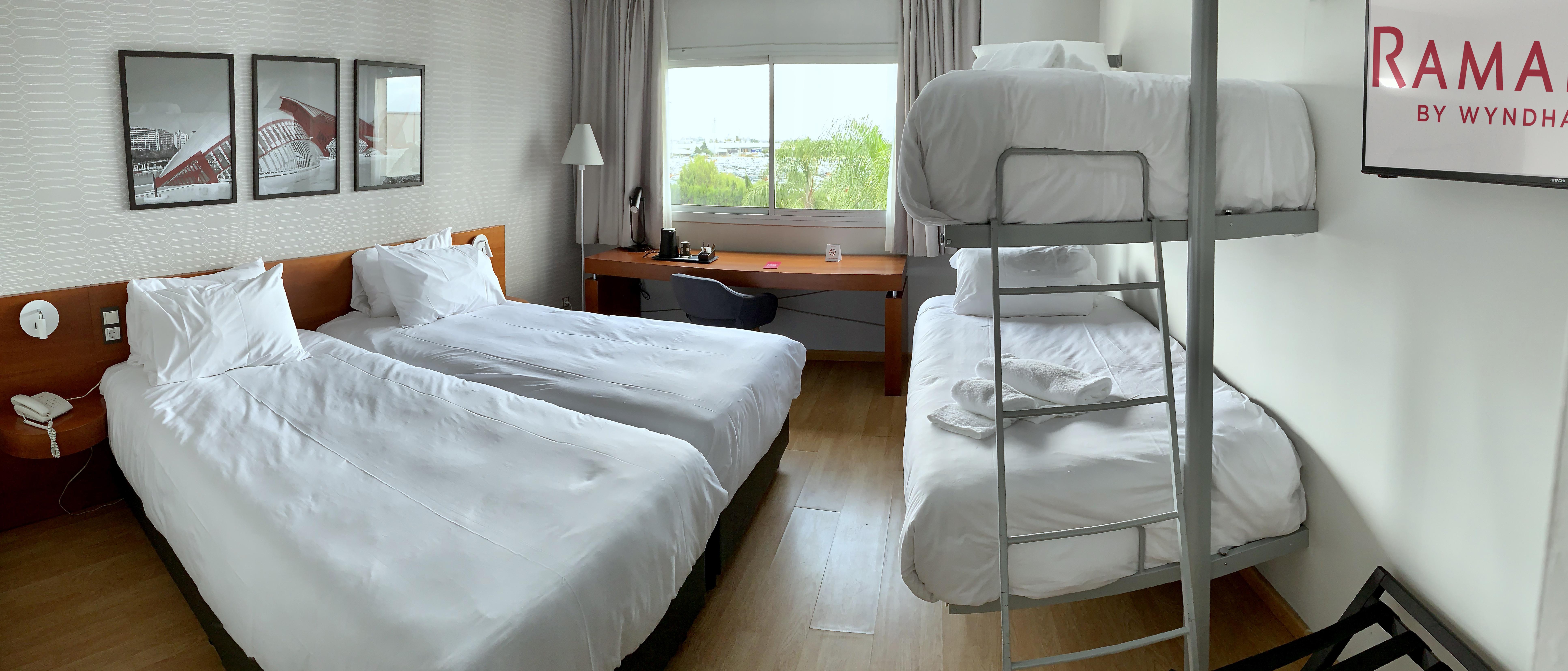 Ramada By Wyndham Valencia Almussafes Hotel Buitenkant foto