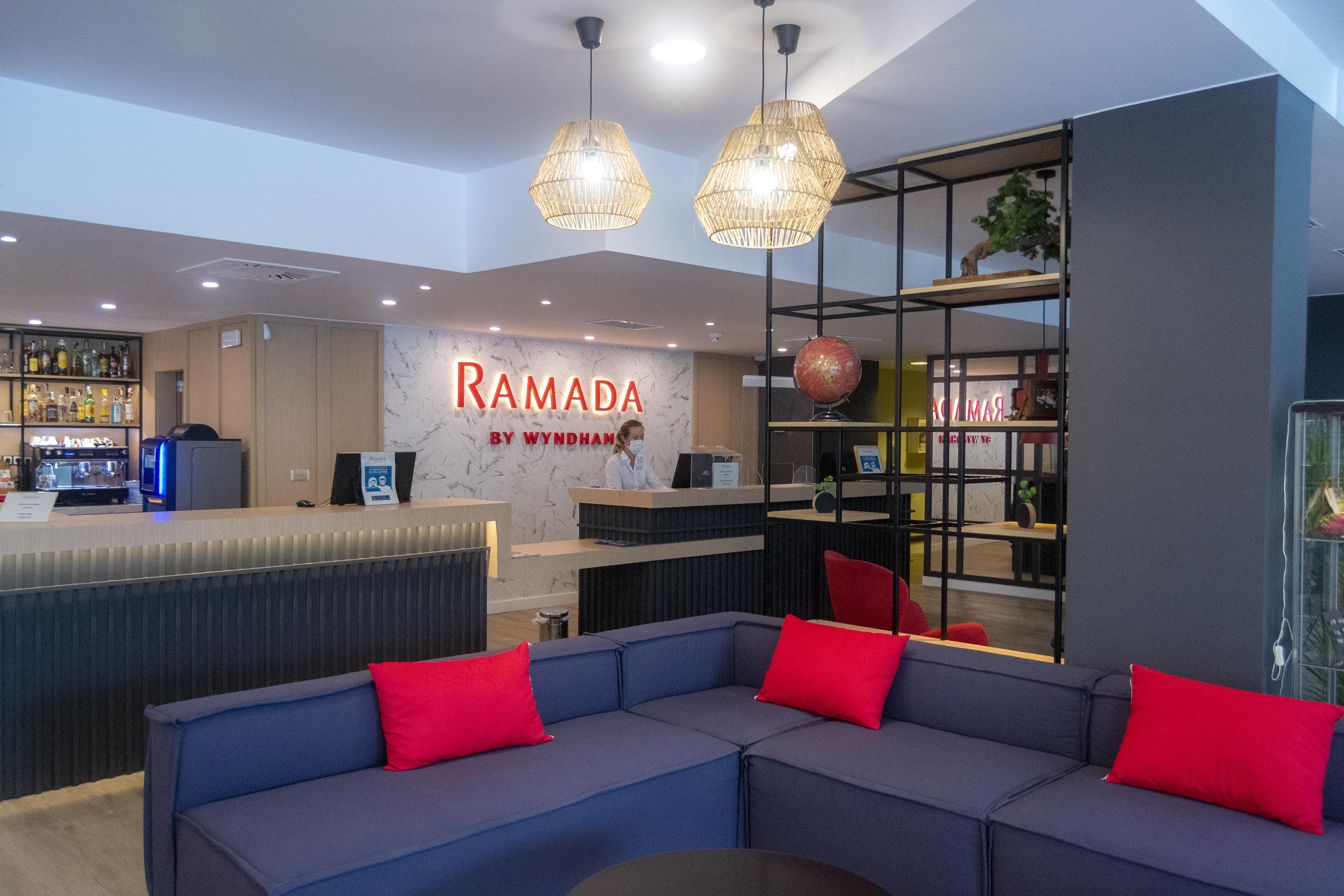 Ramada By Wyndham Valencia Almussafes Hotel Buitenkant foto