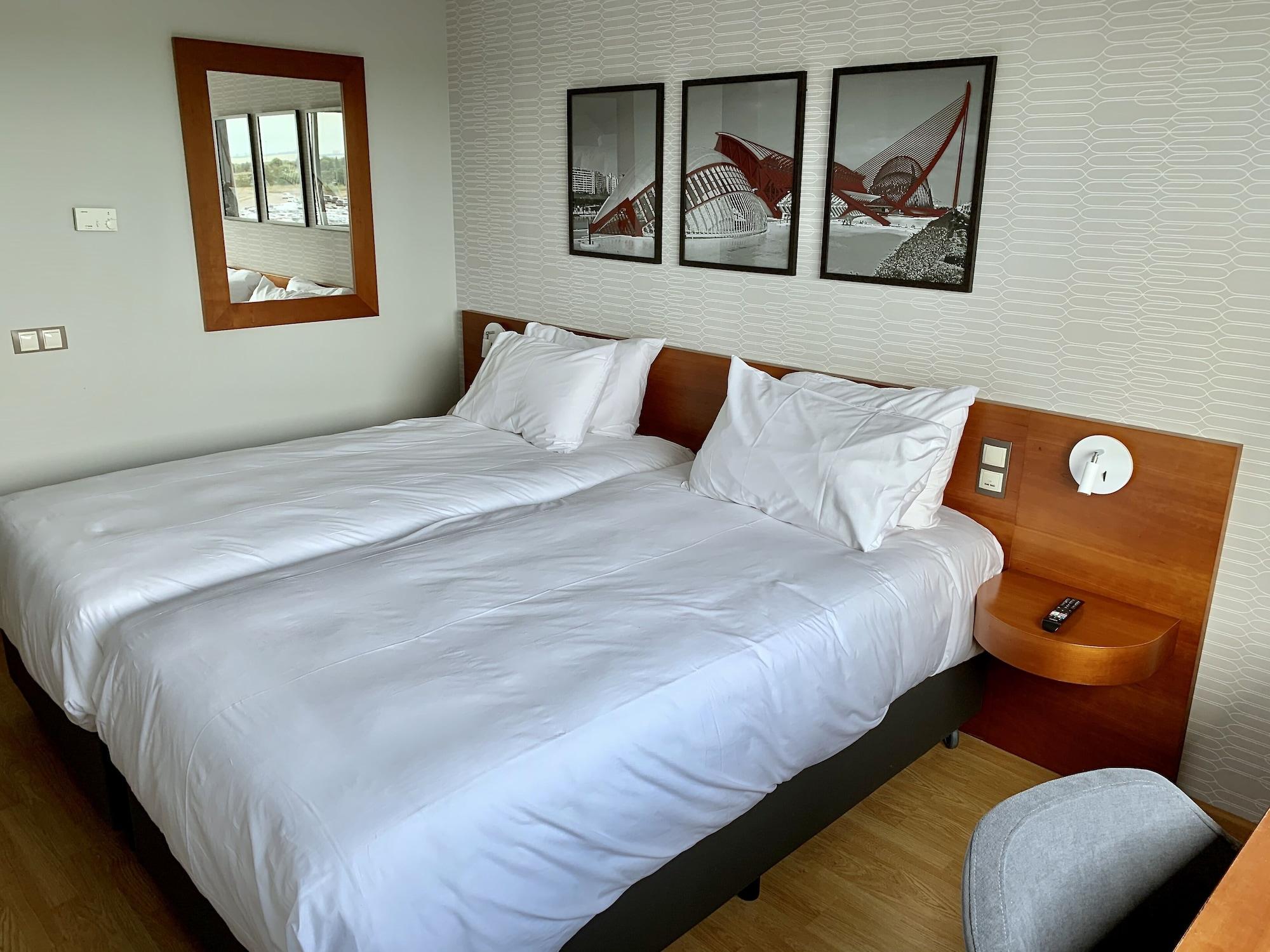 Ramada By Wyndham Valencia Almussafes Hotel Buitenkant foto