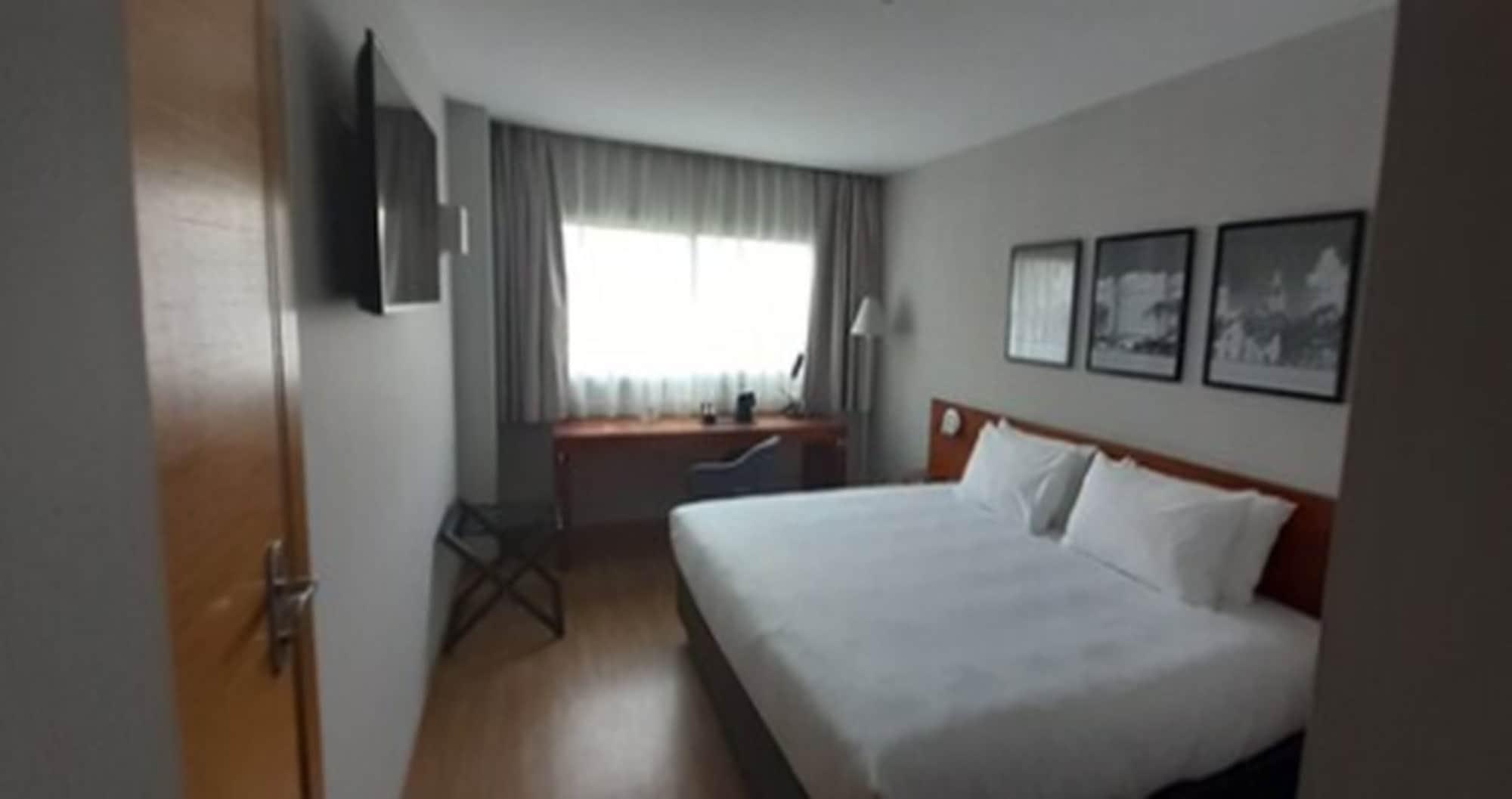 Ramada By Wyndham Valencia Almussafes Hotel Buitenkant foto